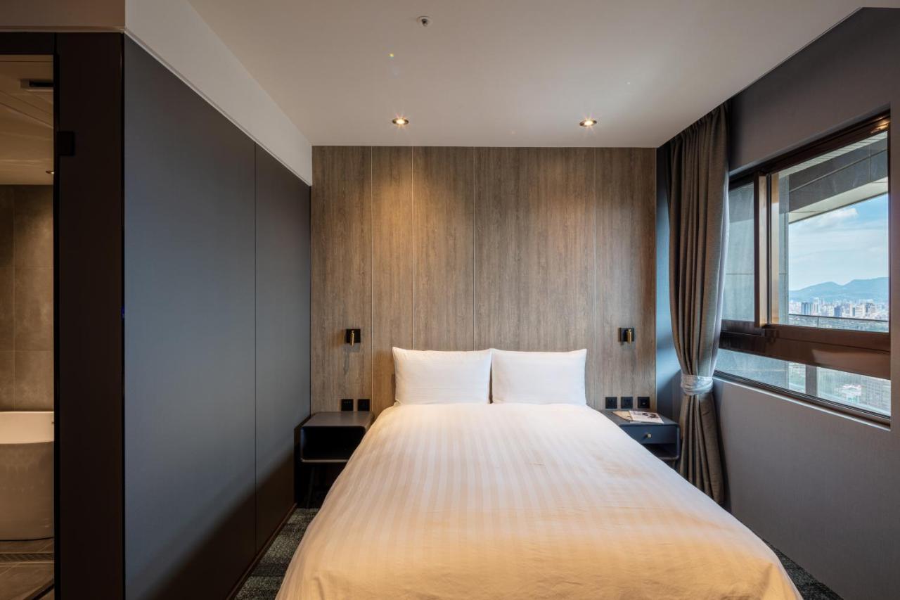Deluxe Double Room with Bathtub, Lounge and Coworking Space Access