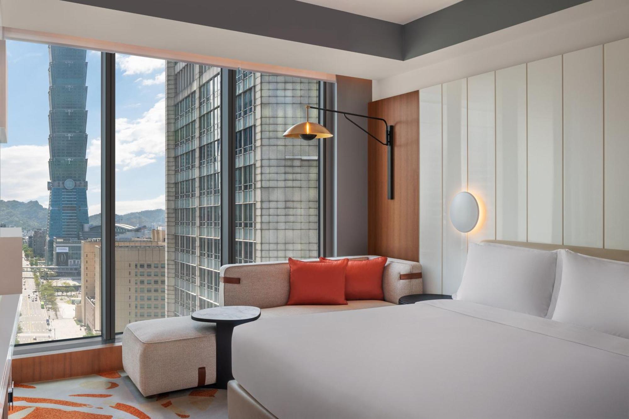 Spectacular Room Guest room 1 King TAIPEI 101 view
